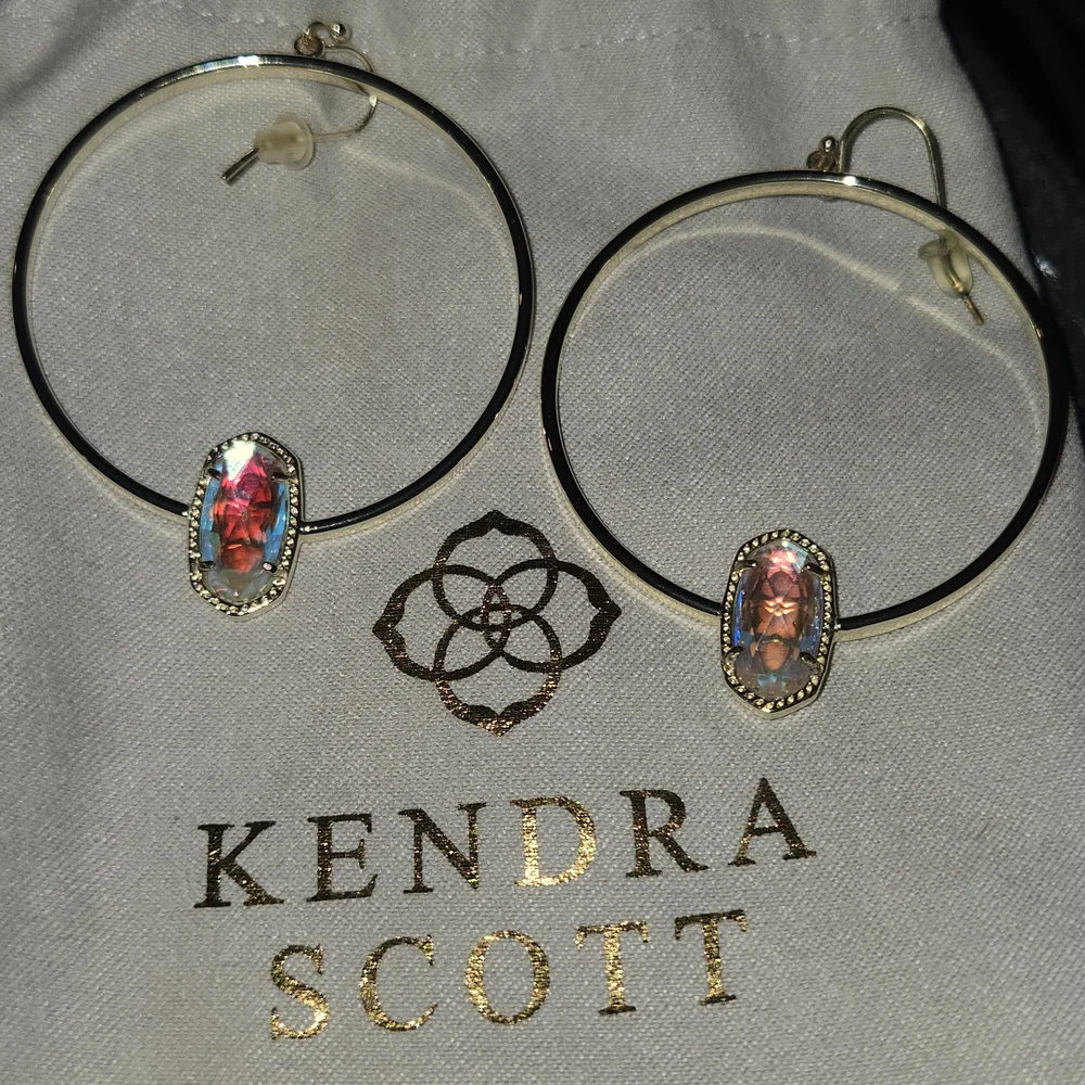 Kendra Scott Elora Gold Hoop Earrings with Dicondric Stone - Picture 4 of 4
